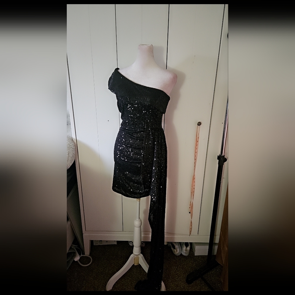 Elegant Black Sequin One-Shoulder Dress